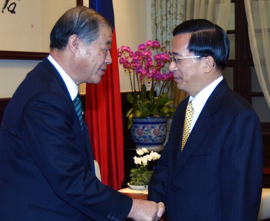 台湾の陳水扁総裁（右）は、2005年3月21日に台北で行われた日本の衆議院グループとの会談で玉沢徳一郎衆議院と握手を交わした。（AFP）
