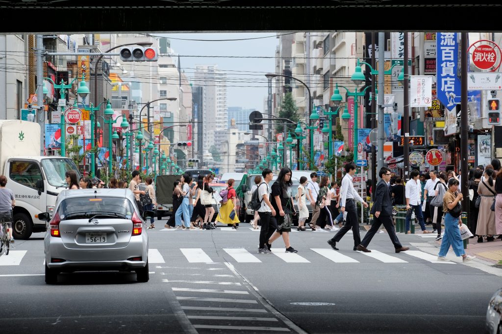 2019年8月26日、東京の新大久保地区の通りを渡る人たち(AFP)