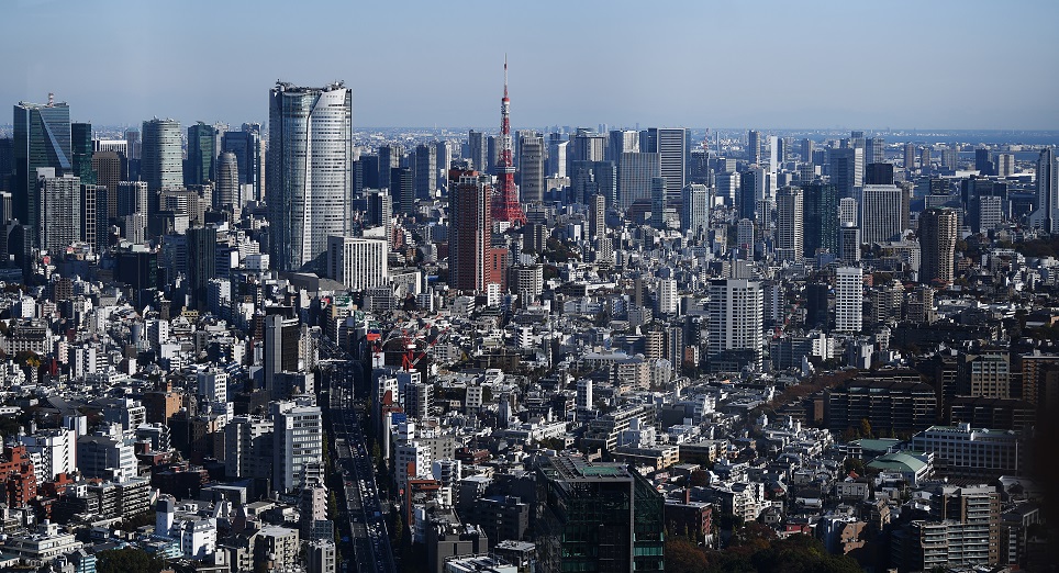都市のスカイラインから見える東京タワーと六本木エリア。政府の補助金制度は、過密する東京の人口を減らすことを目的に、2019年度から始まった。(AFP/file)