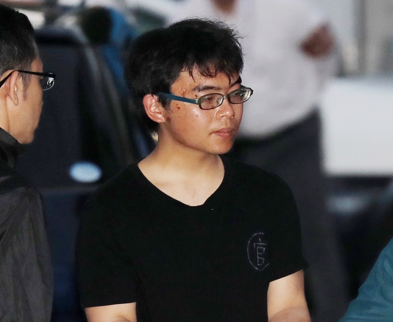 2018年6月10日早朝、新幹線車内の刃物襲撃事件の容疑者として特定された小島一朗が神奈川県小田原市で逮捕され、小田原警察署を出た。（AFP/提供）
