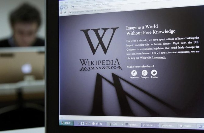 2012年1月18日時点の記者のノートパソコン。暗くなったウィキペディアのトップページが表示されている（ロイター通信社）