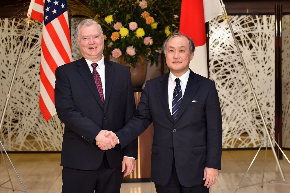 都内外務省飯倉公館で会談前に握手するスティーブ・ビーガン米国北朝鮮担当特別代表(左)と秋葉剛男外務事務次官、2019年12月18日(AFP)