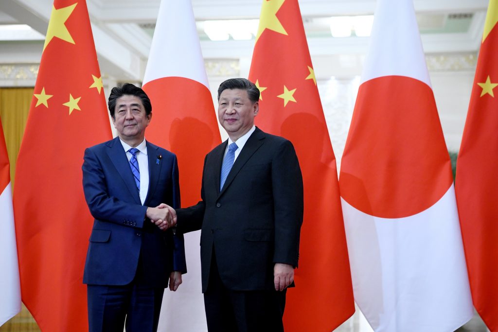 2019年12月23日、北京の人民大会堂で中国の習近平総書記と握手する日本の安倍晋三総理大臣(左) (AFP)