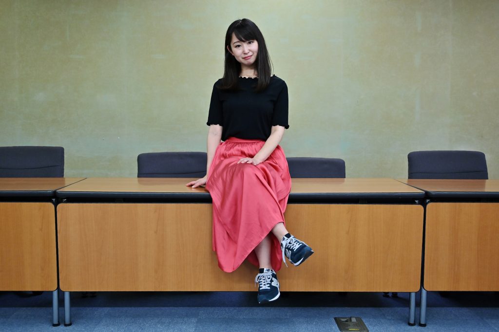 2019年6月3日、記者会見後に写真撮影に臨むKuToo運動の創始者でリーダーの石川優実さん。（AFP）