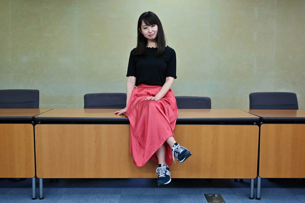 2019年6月3日、記者会見後に写真撮影に臨むKuToo運動の創始者でリーダーの石川優実さん。(AFP)