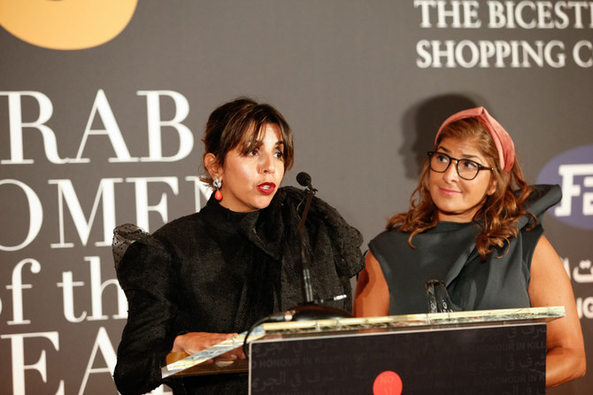 クウェートの市民活動グループ「Abolish Article 153(刑法153条を廃止せよ)の、Sheikha Al-NafisiとSundus HusseinがCampaign for Social Change Award(社会変革キャンペーン賞)を受賞した様子。(付属)
