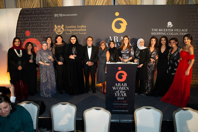 年間アラブの女性賞）の受賞者と主催者、ロンドンのステージ上にて（付属）