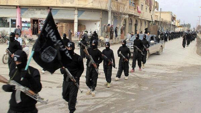 2014年に権力の頂点にあったころシリアのラッカを行進するダーイシュ(イスラム国)の戦闘員。 (写真提供AP)