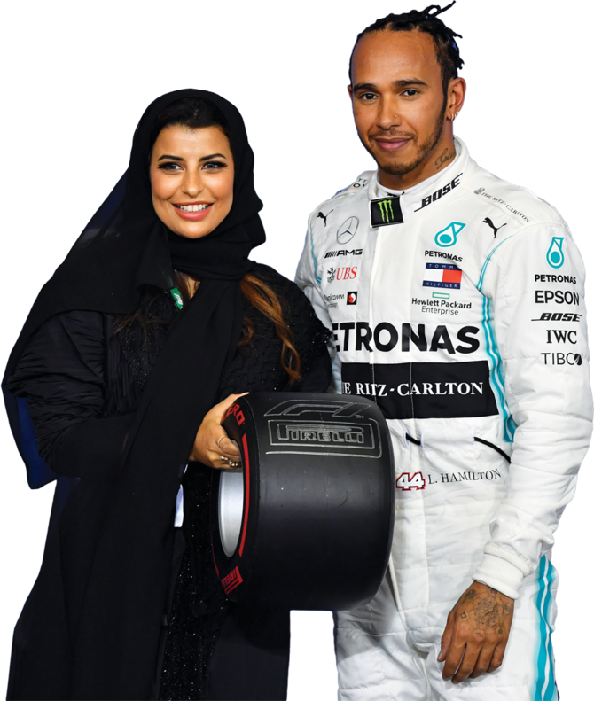 サウジアラビア人のレーシングドライバーであるアセール・アル＝ハマドが、ルイス・ハミルトンにトロフィを贈呈する。(AFP)