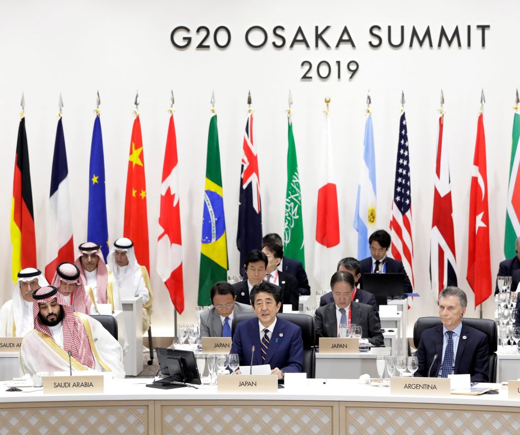 大阪G20開催中のランチ会談で、日本の安倍晋三首相(前列中央)がサウジアラビアのムハンマド・ビン・サルマーン王子とアルゼンチンのマウリシオ・マクリ大統領(前列右)に話をする。 (AFP)