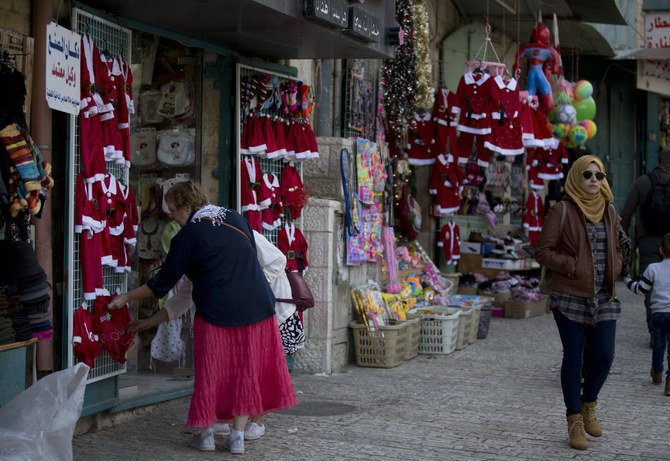 西岸の都市ベツレヘムの降誕教会の近くで買い物をするキリスト教徒の訪問者。（AP写真）