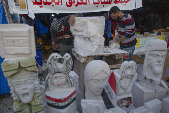 バグダッド・タハリール広場の仮説ワークショップ屋外にある彫刻は世界へ向けたメッセージ、とイラクの活動家たちは語る。(AP)　
