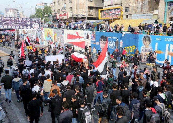 2019年12月1日、首都バグダッドのタハリール広場で、前日に殺された高校生ハイダル・アーメドカゼムの葬列中に彼の棺を運ぶイラクの会葬者たち。（サバ・アラール/AFP）
