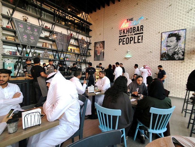 サウジアラビアで今年オープンしたコーバルのカフェで、女性たちが男性たちに交じって座る。（ロイター通信/ファイル写真）