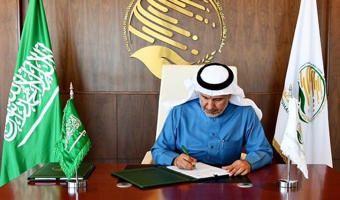 王立裁判所顧問でありKS Reliefの統括責任者であるアブドゥラ・アル・ラビーア博士が、リアドで契約書に署名した。(SPA)