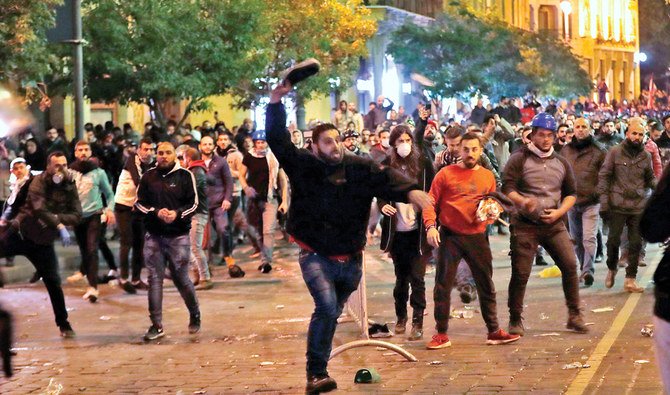 レバノン警察がベイルートの反政府デモ隊と衝突、議会近くのバリケード突破を阻止しようと催涙ガスを発射した。 (AFP)