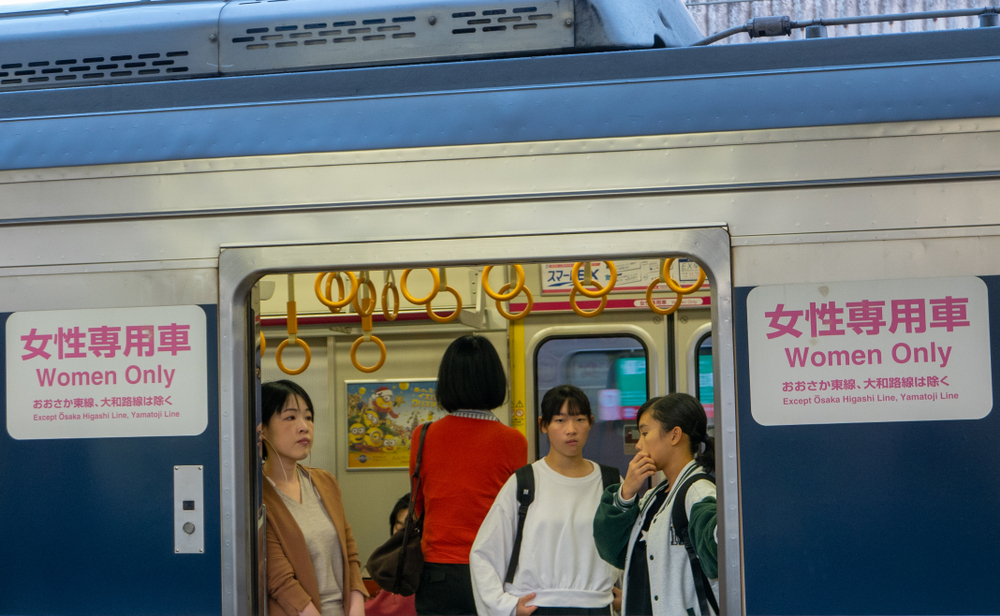 調査は政治、経済、教育、健康の4分野で男女格差を分析し、指数化した。(Shutterstock)