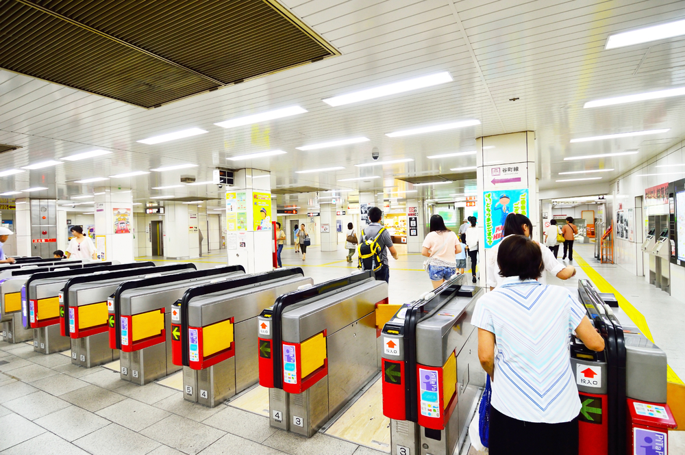 それぞれに異なる会社の改札機を設置し、機能性などについて比較する。(Shutterstock)