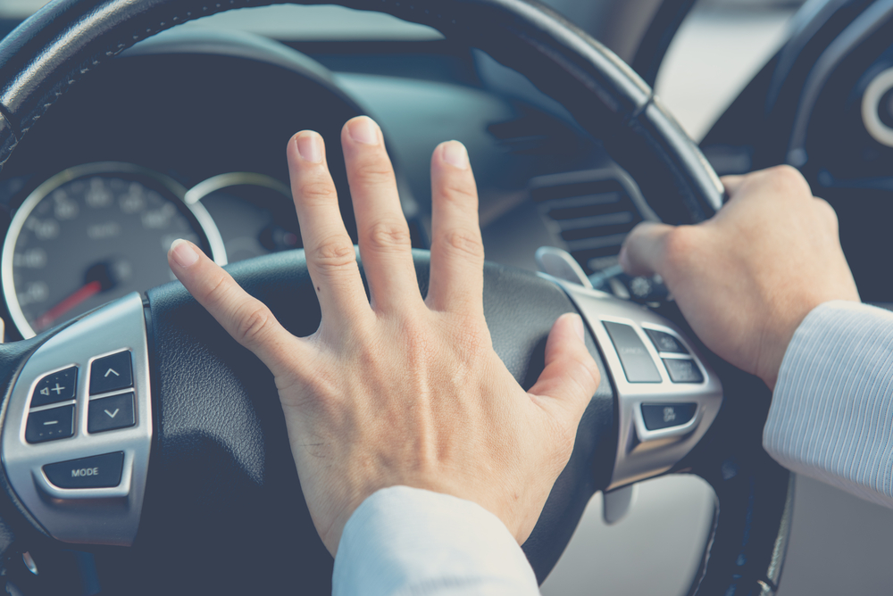 今年1~10月の摘発件数は、車間距離保持義務違反1万2377件 (Shutterstock)