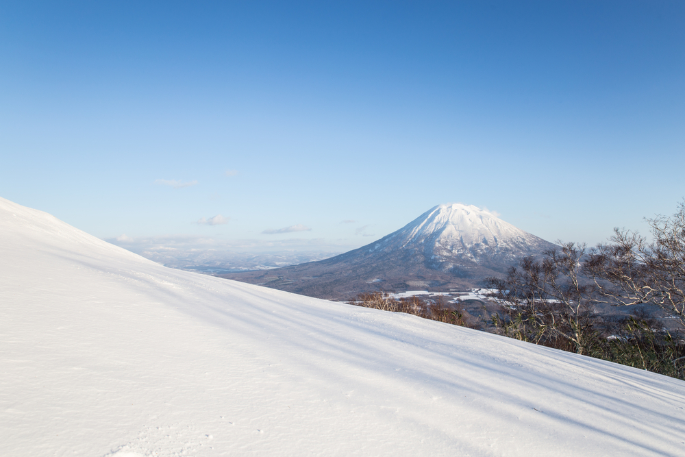 温かい海水からの水蒸気が多くなって雪雲が成長し、山地にぶつかって現在より強い豪雪になるという。 (Shutterstock)