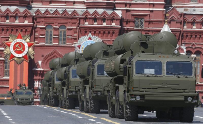 ロシアの中長距離地対空ミサイルシステムS-400。モスクワ・赤の広場での戦勝記念日パレードで。（ロイター）