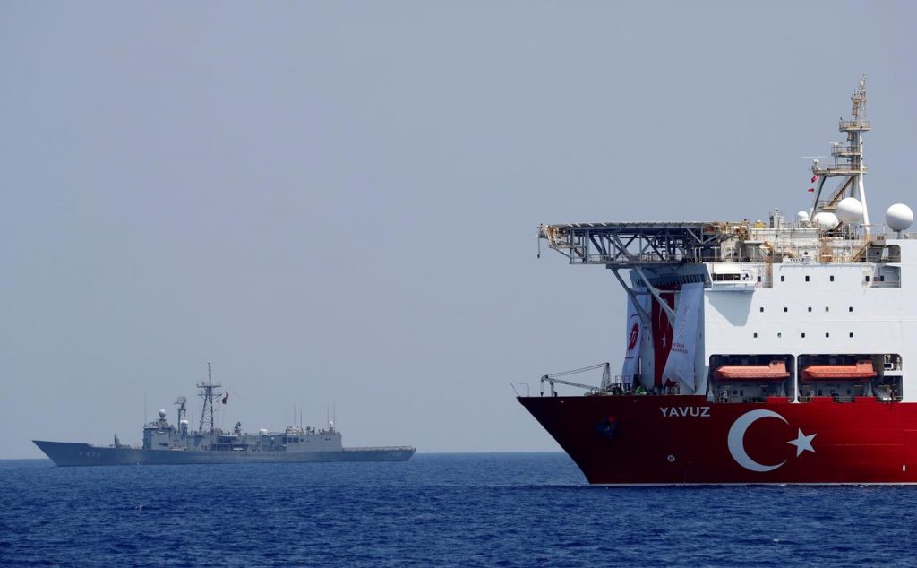 トルコの掘削船Yavuzがキプロス沖の東地中海でトルコ海軍のフリゲート艦TCGゲムリク（F-492）に護衛されている。（ロイター）