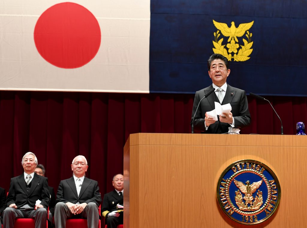 首相は、憲法9条への自衛隊明記について、「国民のため、命を賭して任務を遂行する自衛隊の正当性を明文化し明確化することは国防の根幹に関わることだ」と訴えた。(Shutterstock)