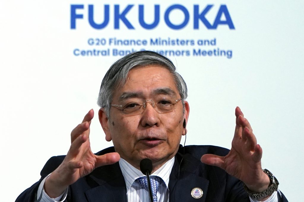 2019年6月9日、日本の西部福岡で開かれたG20財務大臣・中央銀行総裁会議の開催国の記者会見の中で質問に答える日銀の黒田東彦総裁（AFP通信）。