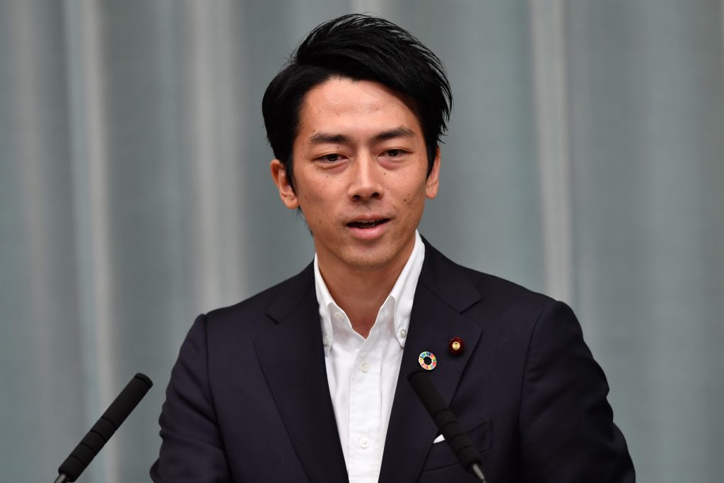 小泉氏は同日開かれた環境省の働き方改革に関する会議で「制度だけでなくて空気を変えていかなければ、(育休を)取得する公務員も増えていかないだろう。(AFP)