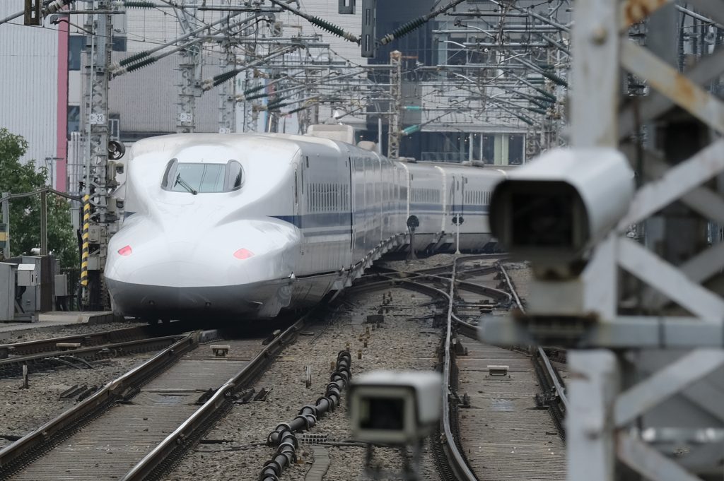東京を出発する新幹線：2019年10月11日撮影（AFP）