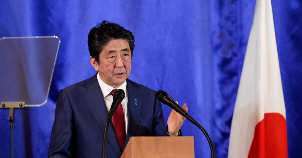 日本の安倍晋三首相が、2019年12月24日、中国南西部の成都で開催された第8回日中韓首脳会談での記者会見で説明を行う。(AFP)