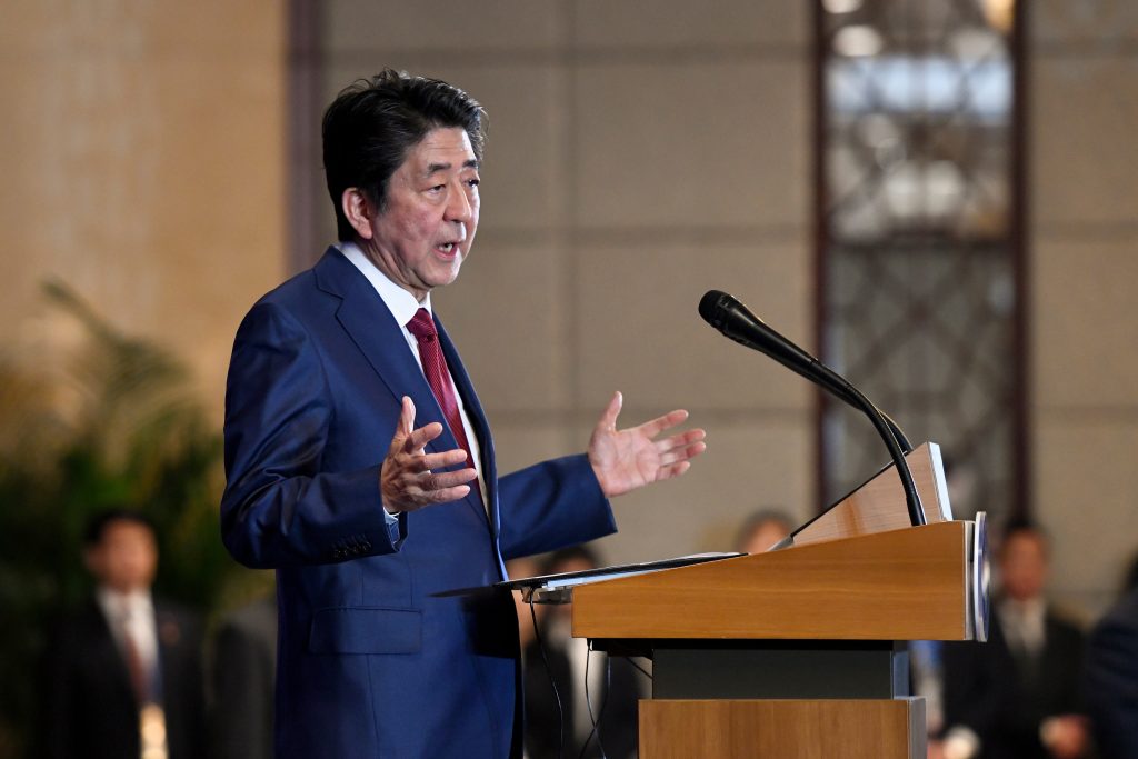 安倍晋三首相は８日、イランがイラクの駐留米軍基地を攻撃したことを受け、関係府省庁に対し、関係国と連携してあらゆる外交努力を尽くすとともに、(AFP)