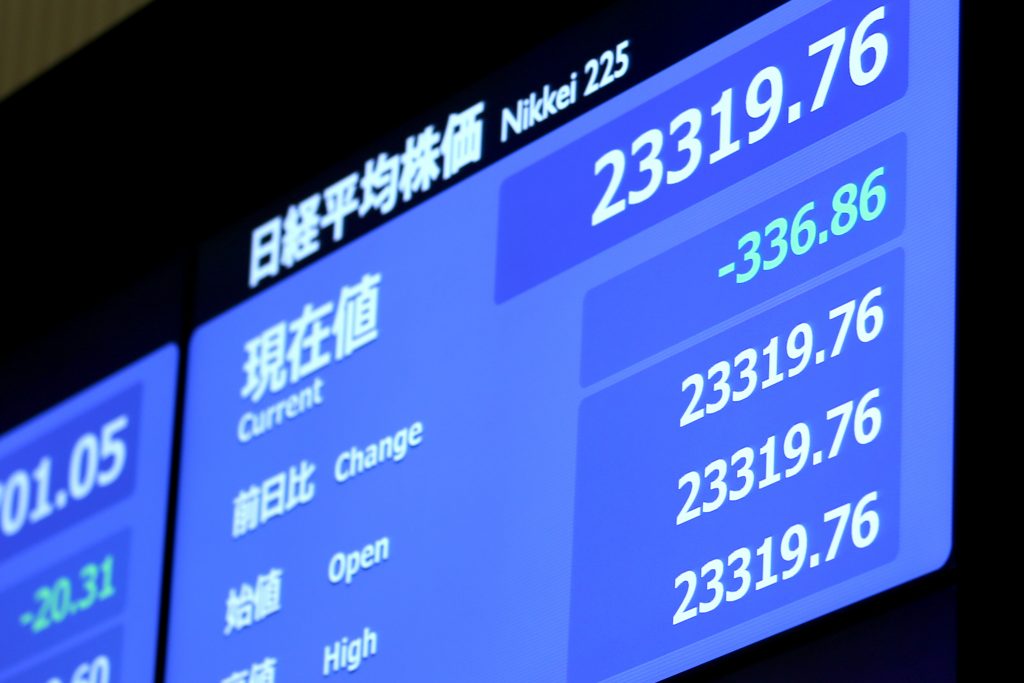 2020年1月6日、東京証券取引所での大発会において日経平均株価の始値が表示された株価ボード（AFP）