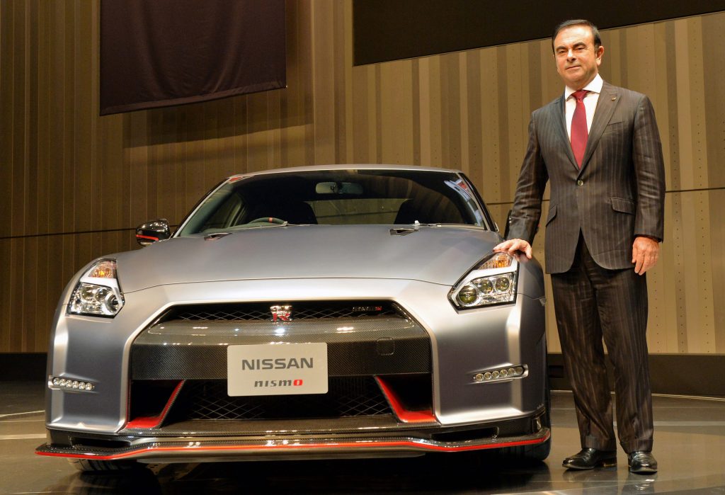 この写真は2013年11月19日に撮られた。日本の自動車メーカー、日産自動車のカルロス・ゴーン社長（当時）が新しい車を紹介している。（AFP）
