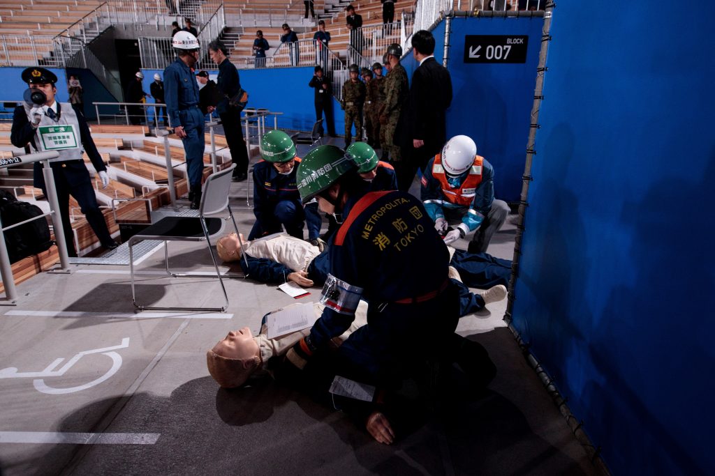 2019年12月19日に撮影されたこの資料写真では、東京消防庁の救急隊が東京の2020年オリンピック・パラリンピックの会場となる有明体操競技場で行われた災害シミュレーション訓練の中で、怪我をした人のダミー人形で検査を行っている（AFP通信）