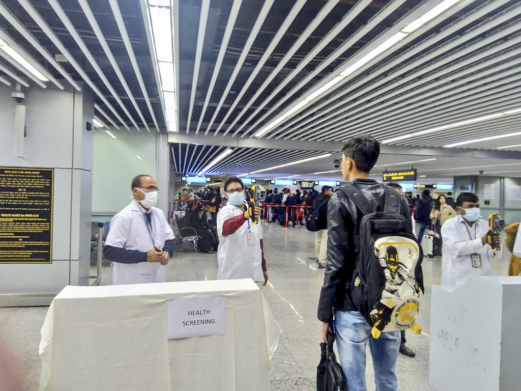 中国で多発している新型のコロナウイルスによる肺炎の患者数は300人を超え、「ヒトからヒトへの感染」が確認されたことで(AFP)