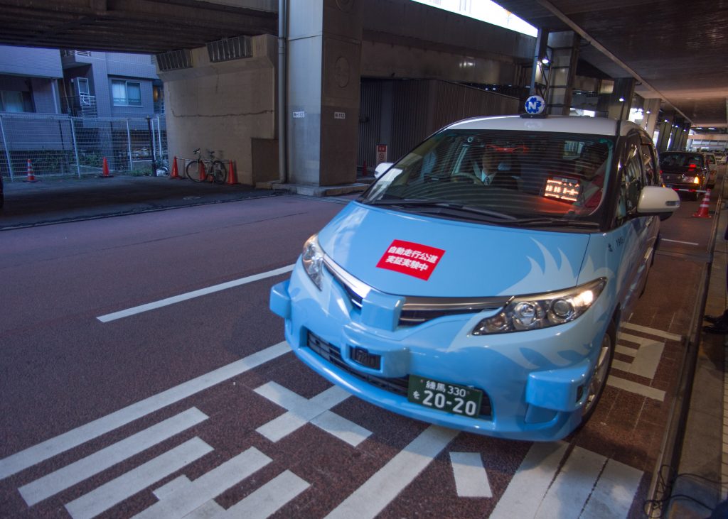 日本のタクシー会社日の丸交通は、数百人の国内外のジャーナリストの前でデモンストレーションを行い、自動運転のタクシーの発表を行った。