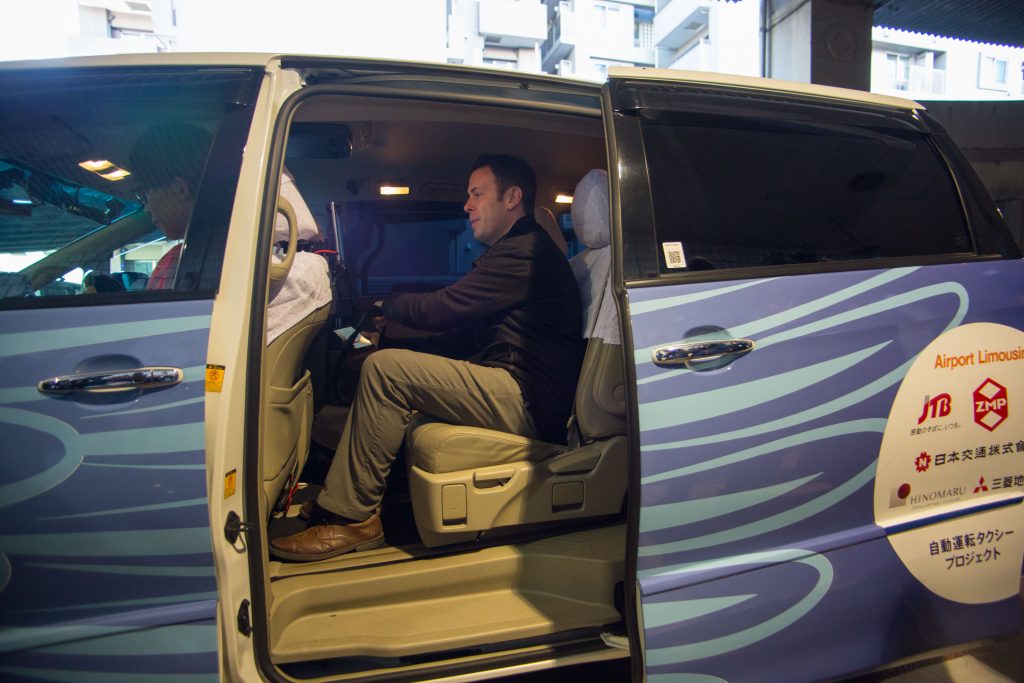 日本のタクシー会社日の丸交通は、数百人の国内外のジャーナリストの前でデモンストレーションを行い、自動運転のタクシーの発表を行った。