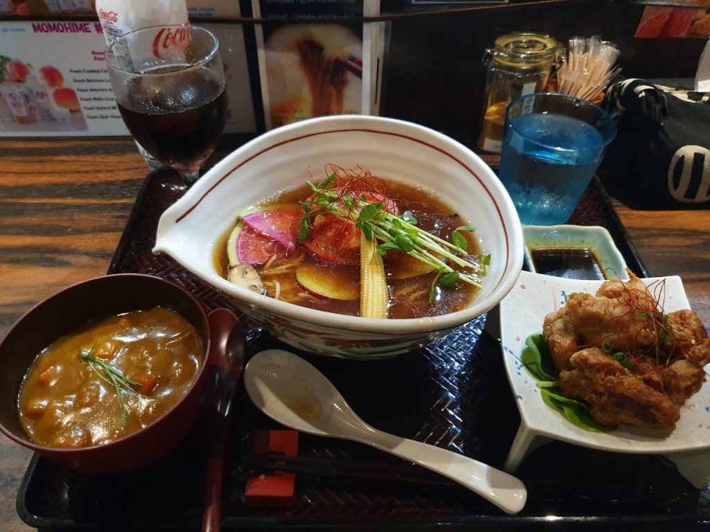 日本のハラール対応レストランの数は急増し、180のハラール施設ができた。中には伝統的な和食を提供する高級料亭も含まれる。 (AN写真 ハラ・タシュカンディ撮影)