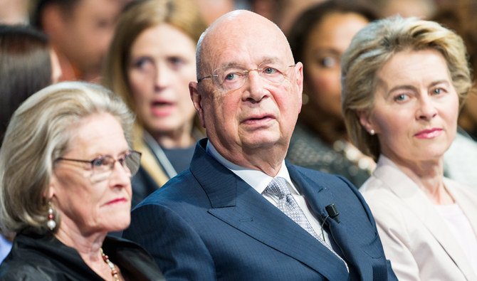 世界経済フォーラムの設立者で議長を務めるクラウス・シュワブ氏（中央）とその夫人（左）、そして欧州委員会のUrsula von der Leyen 委員長が、2020年1月20日のスイスのダボスにおける第50回世界経済フォーラム年次総会で着席する。 (AP)