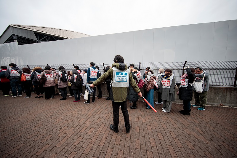 東京オリンピック・パラリンピック2020の競技会場となっている有明テニスの森公園の外で2019年12月19日に行われた災害シミュレーション訓練で、スタッフが観客の避難の手助けを行う。(AFP)