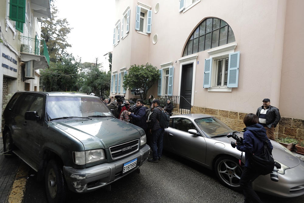 ジャーナリストは、2020年1月2日に首都ベイルートの元日産チーフカルロス・ゴーンに属するとして裁判所文書によって参照される家の外に未確認の車の周りに集まります。(AFP)