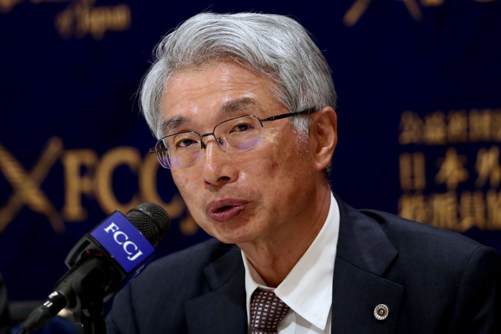 日産自動車のカルロス・ゴーン元会長の弁護人である弘中惇一郎は、2019年11月11日に東京で開催された記者会見に出席した。（AFP）