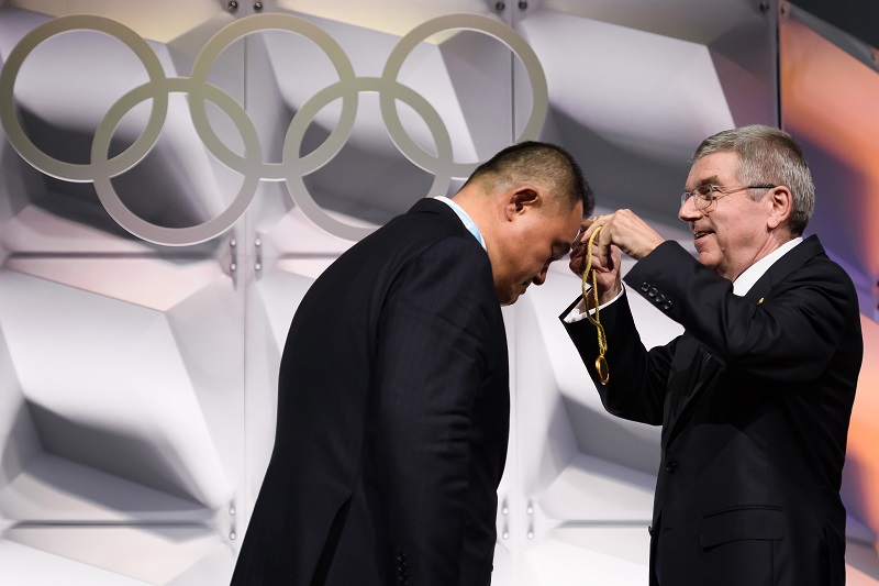 2020年1月10日、ローザンヌで開かれたオリンピック総会でIOC委員に選出され、トーマス・バッハ国際オリンピック委員会（IOC）会長からIOCメダルを受ける山下泰裕日本オリンピック委員会会長（左）。（AFP）