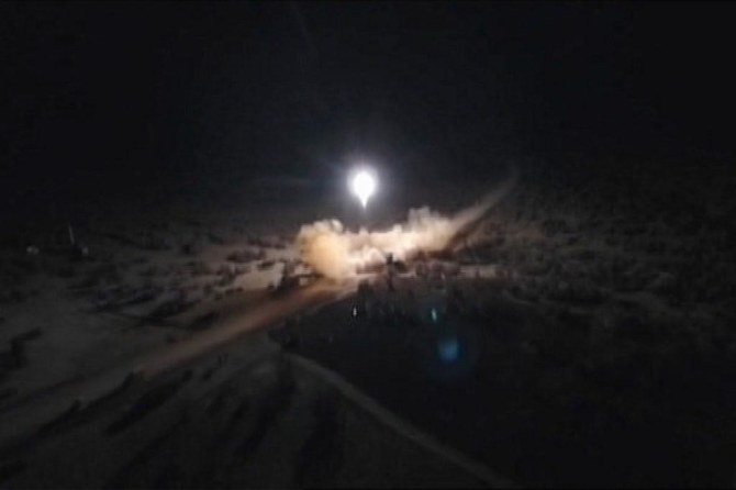 2020年1月8日にIran Press通信社の映像から得た画像には、イラクのアル・アサドにある米軍基地に対してイランから発射されたロケットが写っている。(Iran Press/AFP)