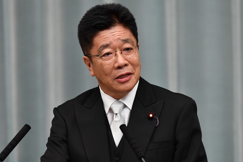 記者会見で加藤勝信厚労相は、政府は検疫対策と検査体制をよりいっそう強化すると述べた。(AFP/file)