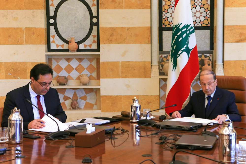 2020年1月22日、首都ベイルートの東にあるバーブダの大統領官邸で、ハッサン・ディアブ首相（左）の新政府の最初の会合を率いるレバノンのミシェル・アウン大統領（右）。（AFP）