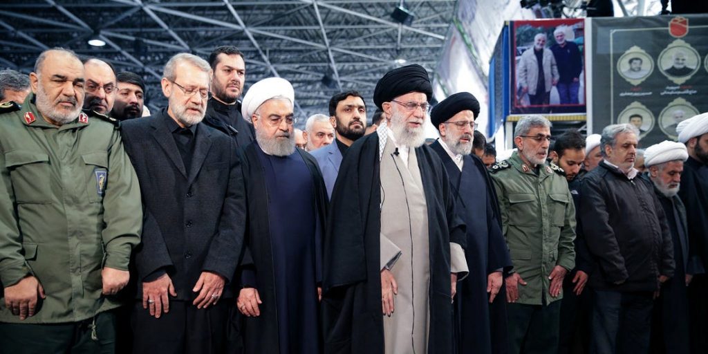 イランの最高指導者アリ・ハメネイ師（中央）とハッサン・ルーハニ大統領（中央左）が、テヘランにてガーセム・ソレイマニ司令官の棺付近で祈りをささげている。（ロイター通信）