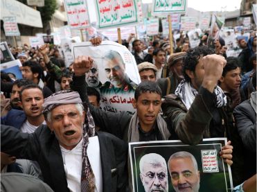 米国がイランのガーセム・ソレイマニ司令官およびイラクの民兵組織指導者アブマハディ・アルムハンディス氏を殺害したことを受け、フーシ派支持者らが米国を糾弾する集会を開いている。イエメン、サヌア。（ロイター）
