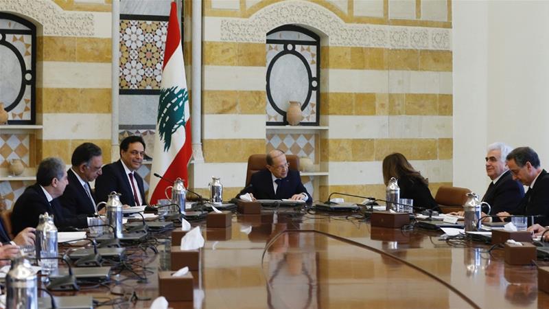 レバノン大統領のミシェル・アウン（中央）がバアブダーの大統領官邸で行われる新内閣の第一回会議に向かっている。（ロイター）